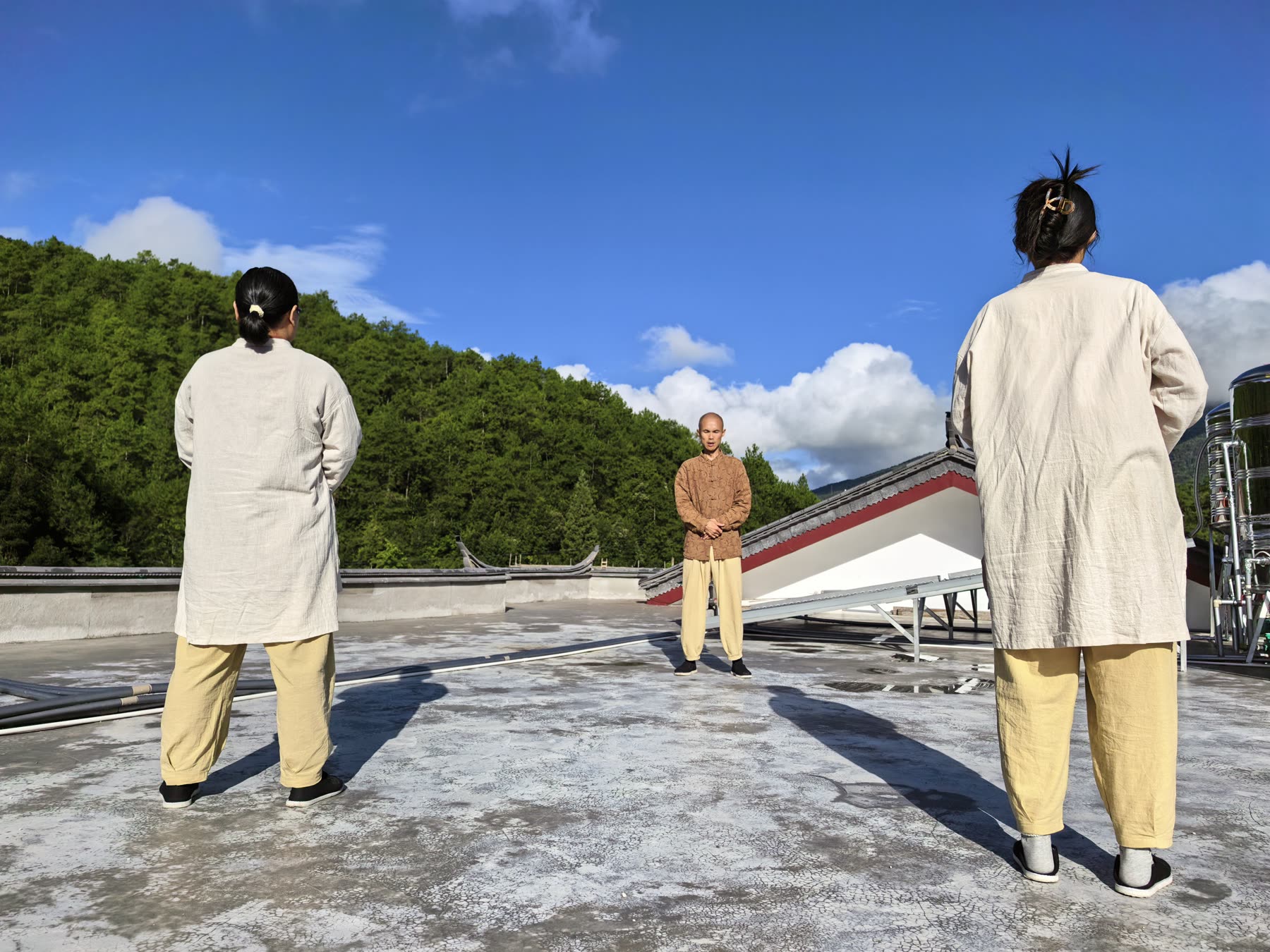 清心谷露台上面向青山练习